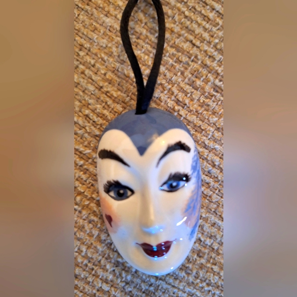 VINTAGE PAINETED FACE NECKLACE. NEW - Picture 2 of 6